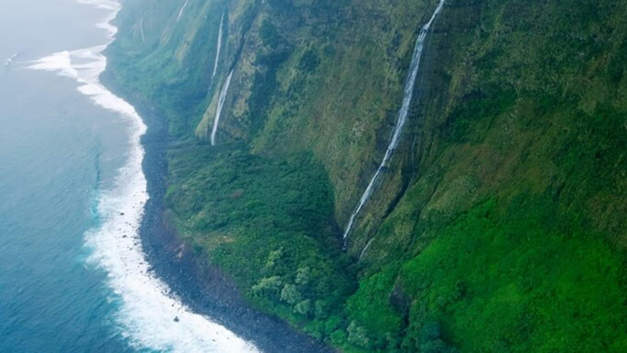Kohala coast with waterfalls 